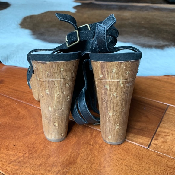 Black heels with fringe - Picture 2 of 4